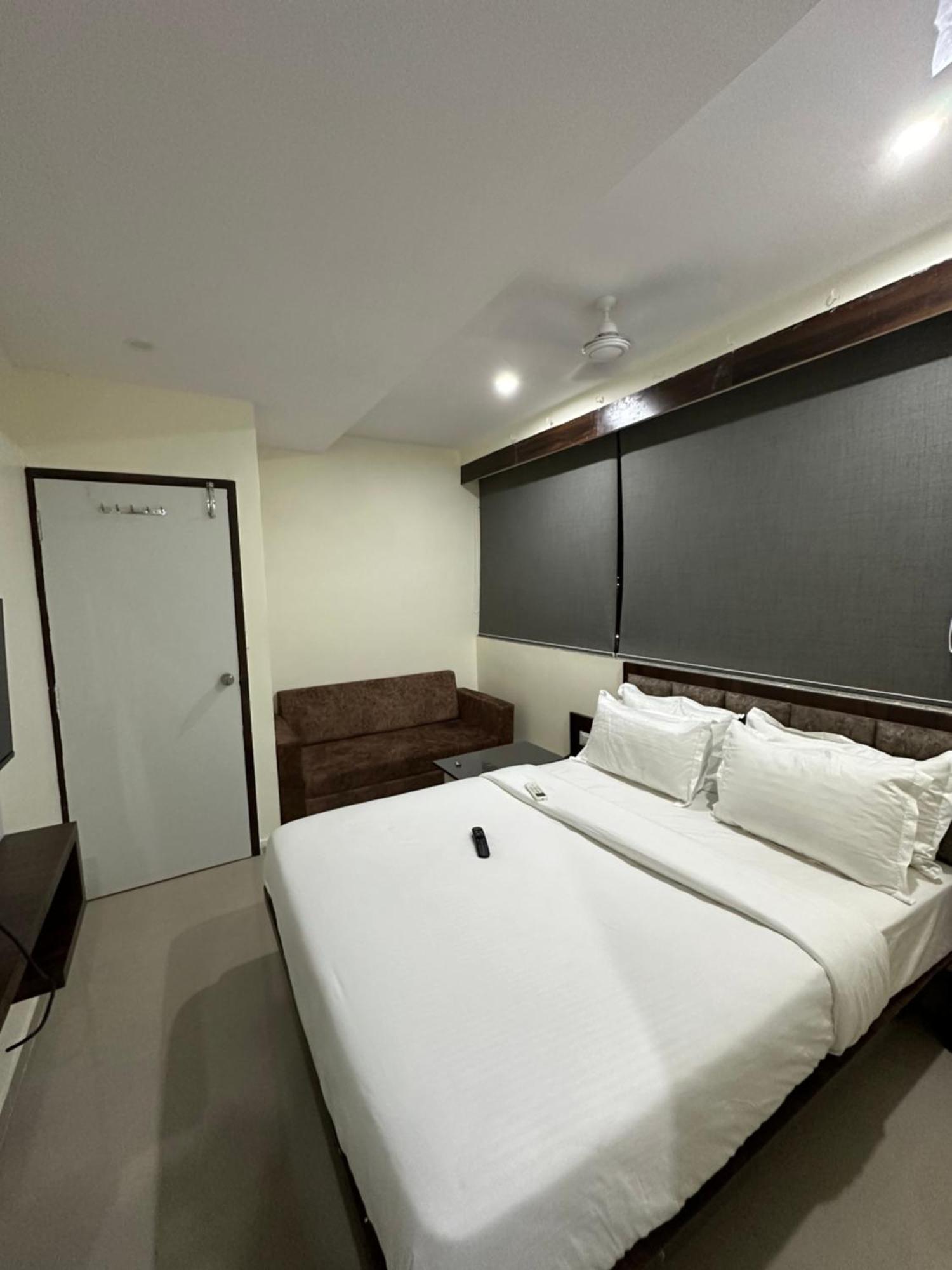 Hotel Golden View Vadodara Bagian luar foto