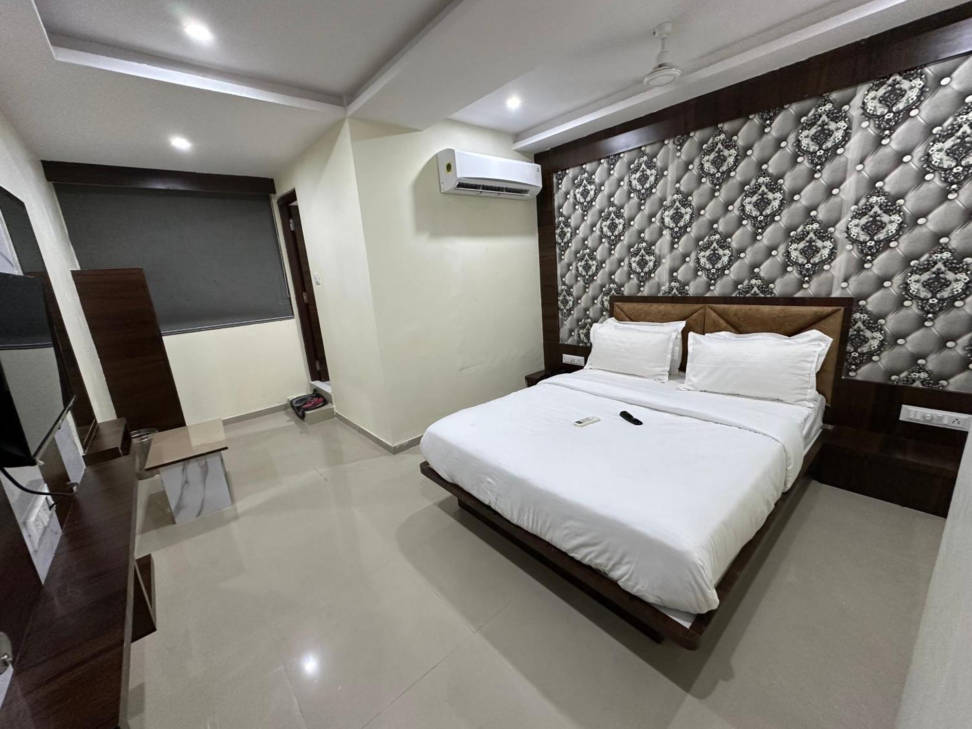 Hotel Golden View Vadodara Bagian luar foto