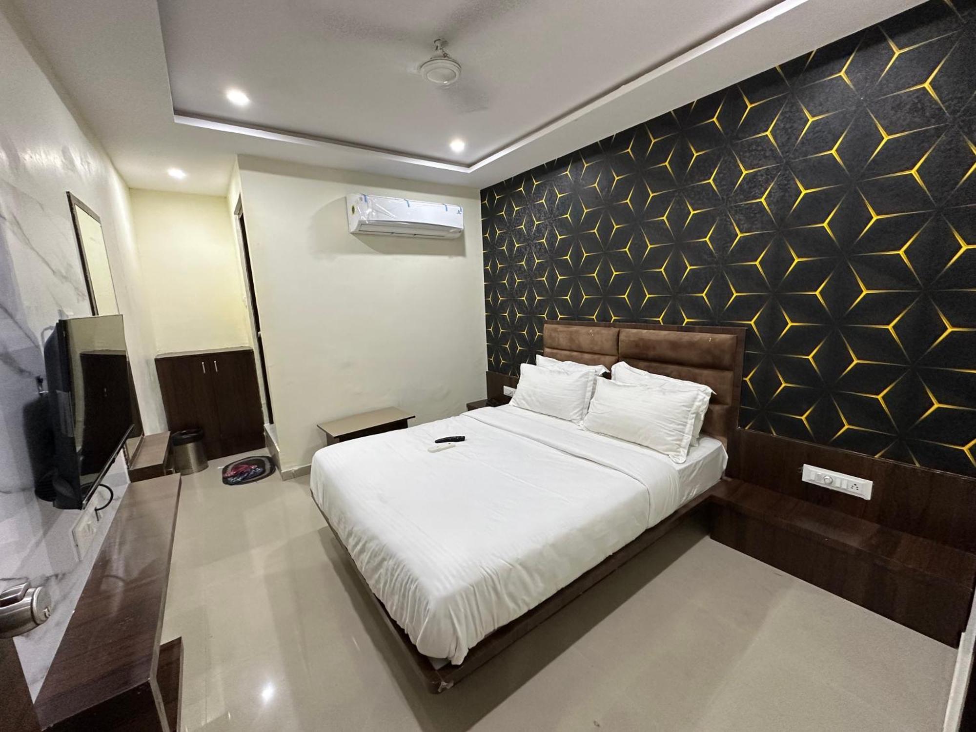 Hotel Golden View Vadodara Bagian luar foto